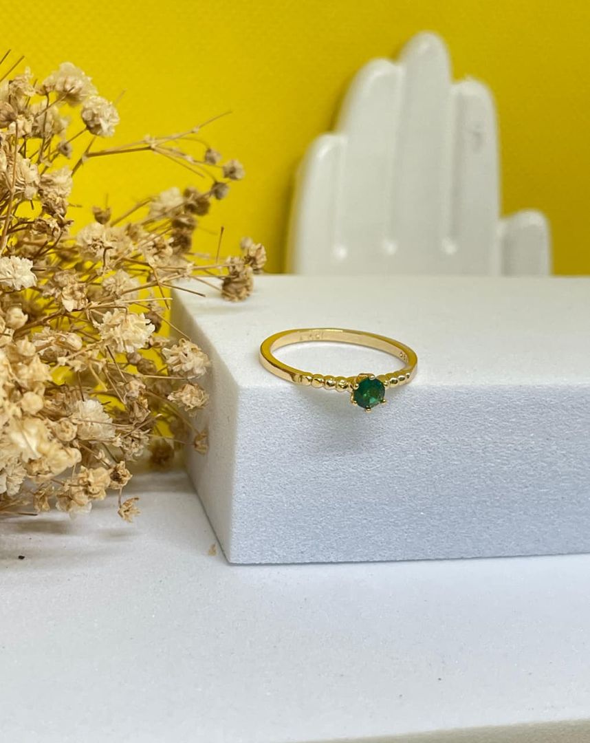 Anillo solitario verde de balines lisos
