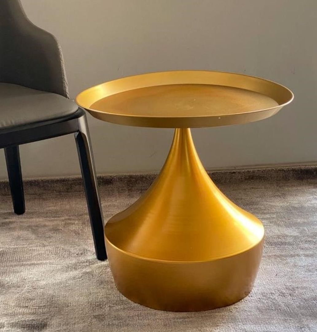 Mesa dorada en metal.