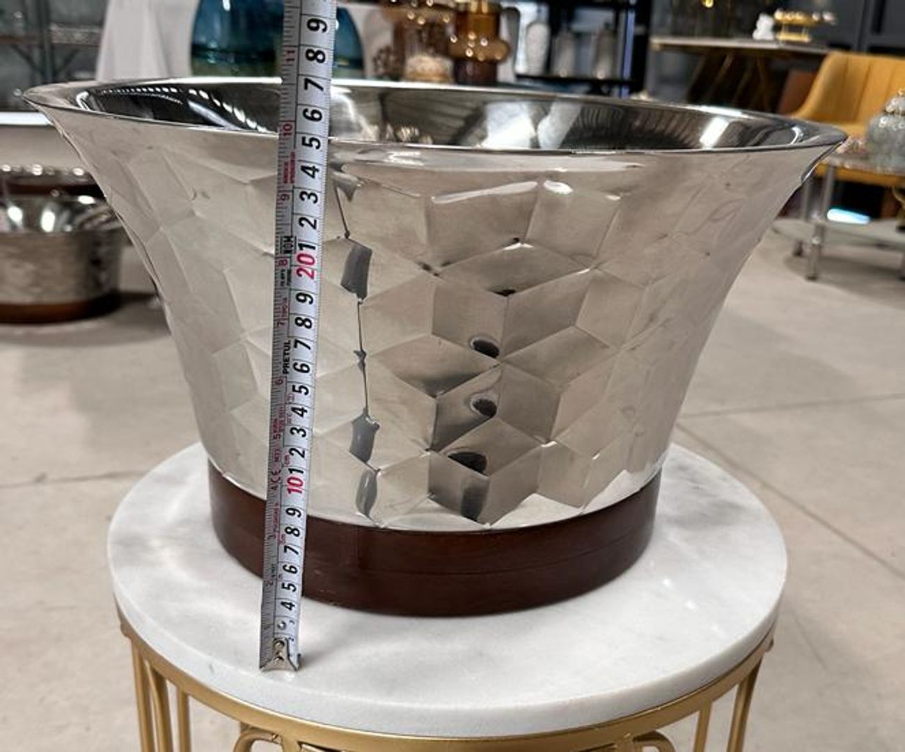 Cubiteras de hielos en acero martillado y base en madera.