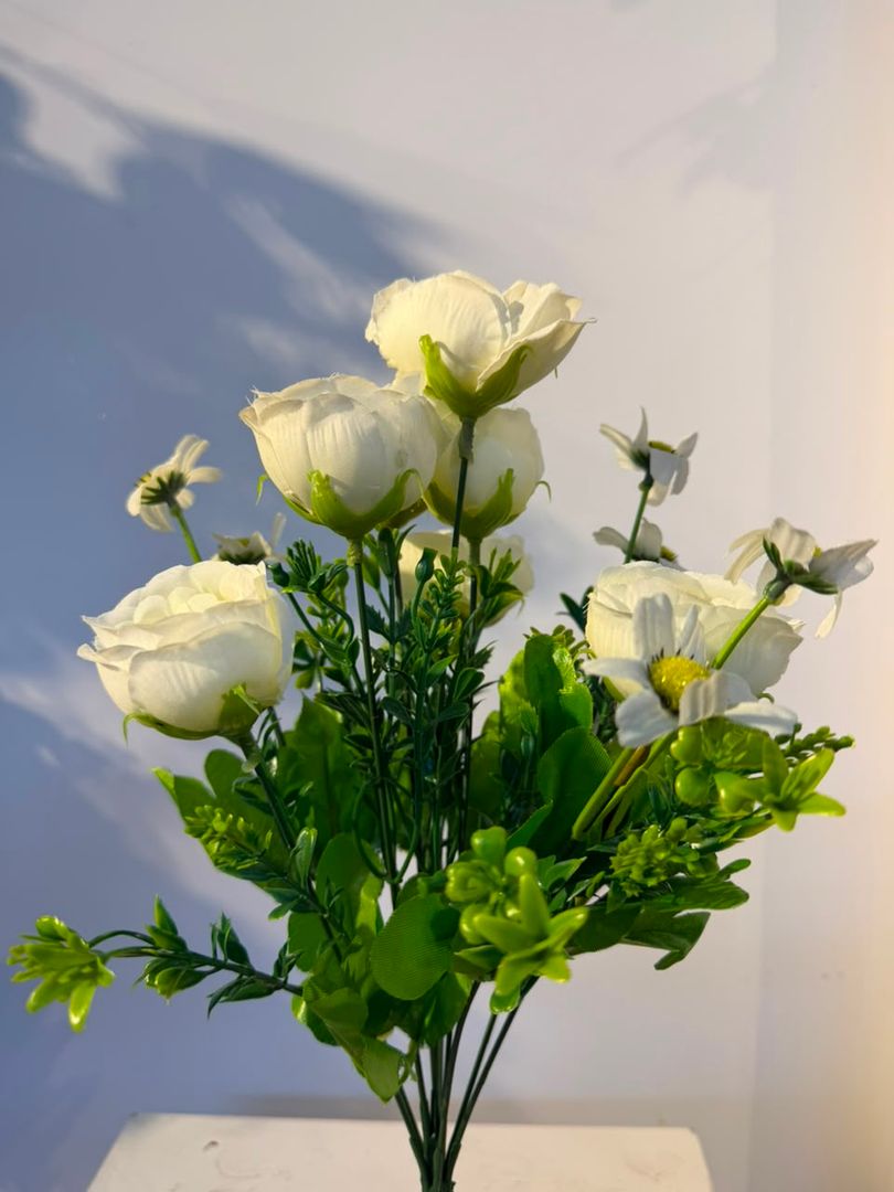 MINI ROSA CON FOLLAJES BLANCO