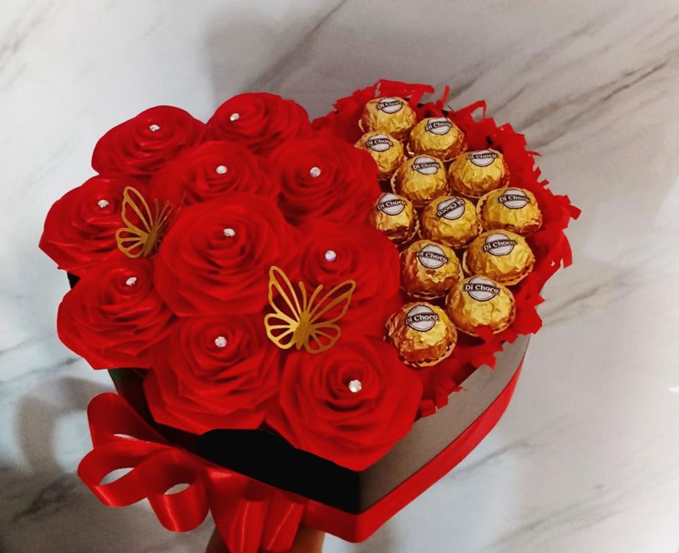 Corazón de rosas y bombones