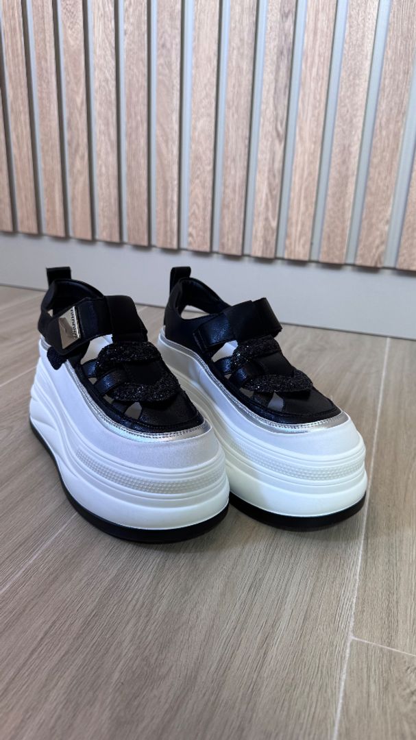 Tenis sandalia corazón 