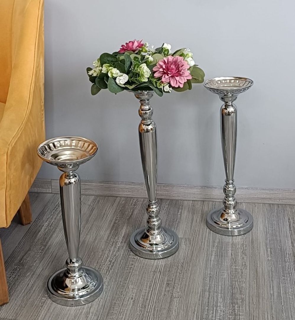 Bases para flores plateadas en metal.