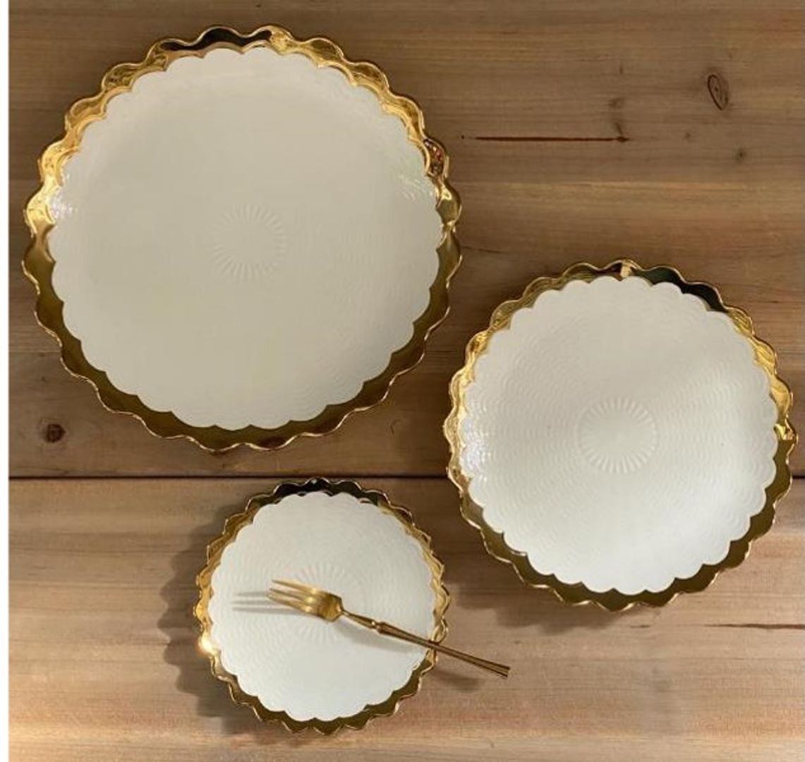 Vajilla en Cerámica Blanca con detalles dorados