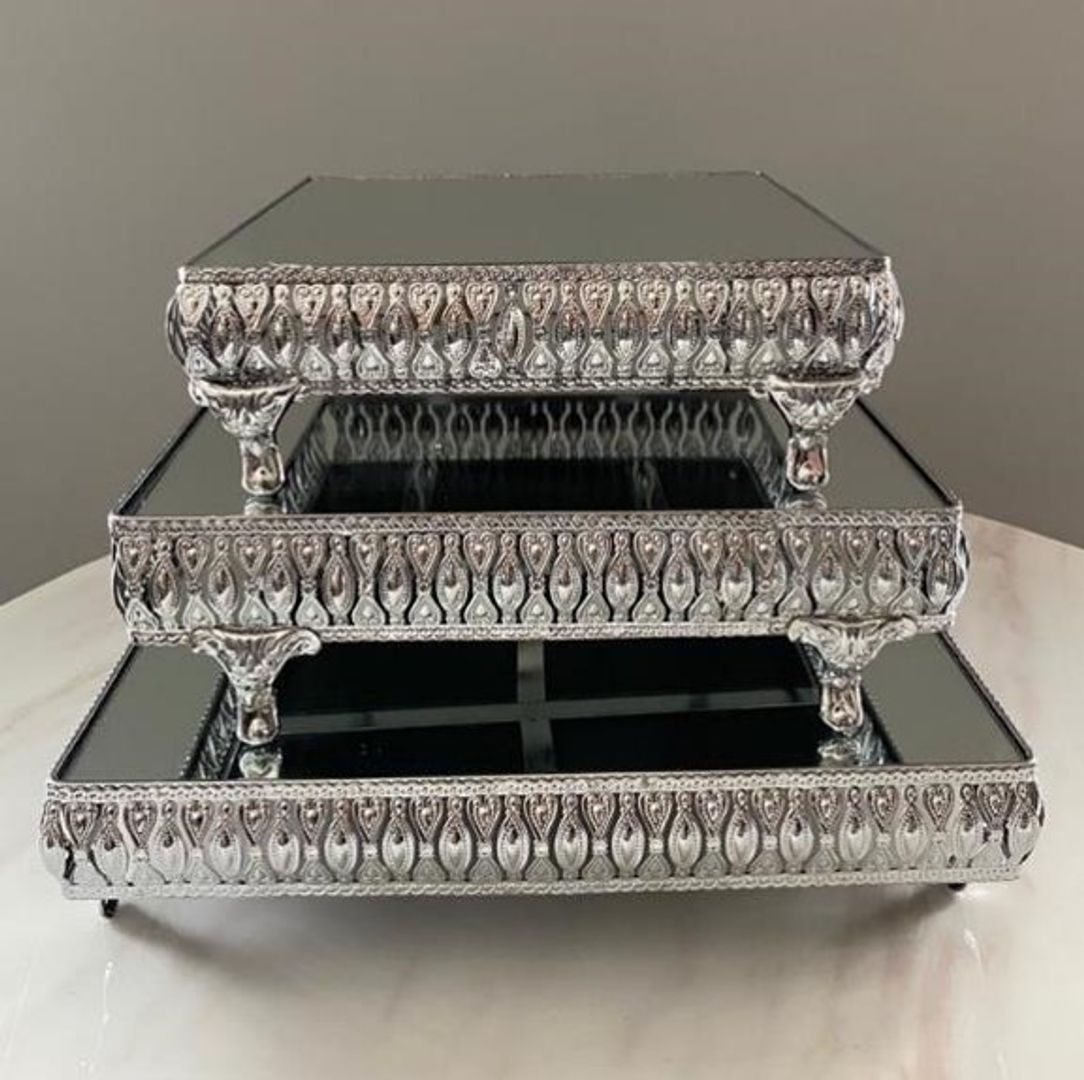 Set de tres bases en metal color plateado con espejo