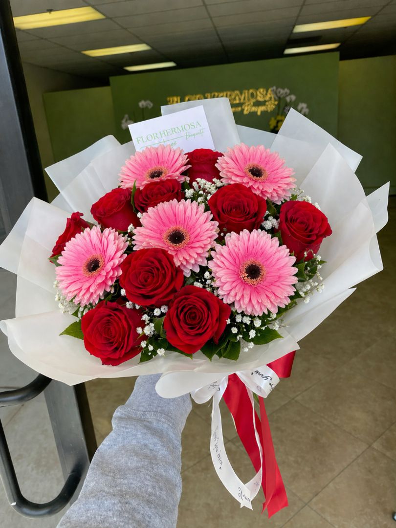 Rosas con gerberas