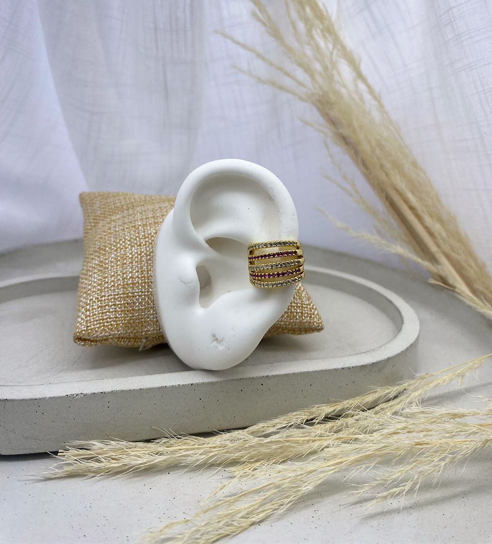 Earcuff dorado, líneas fucsia, covergold 