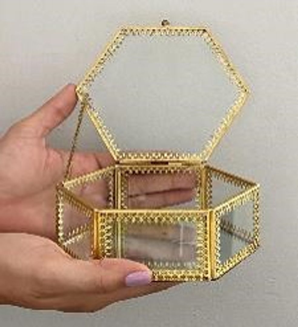 Cajitas de regalo doradas.