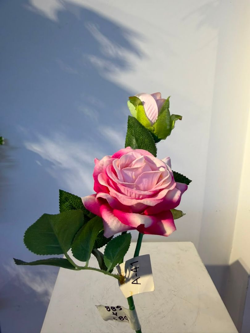 ROSA EN VARA CON BOTON FUCSIA