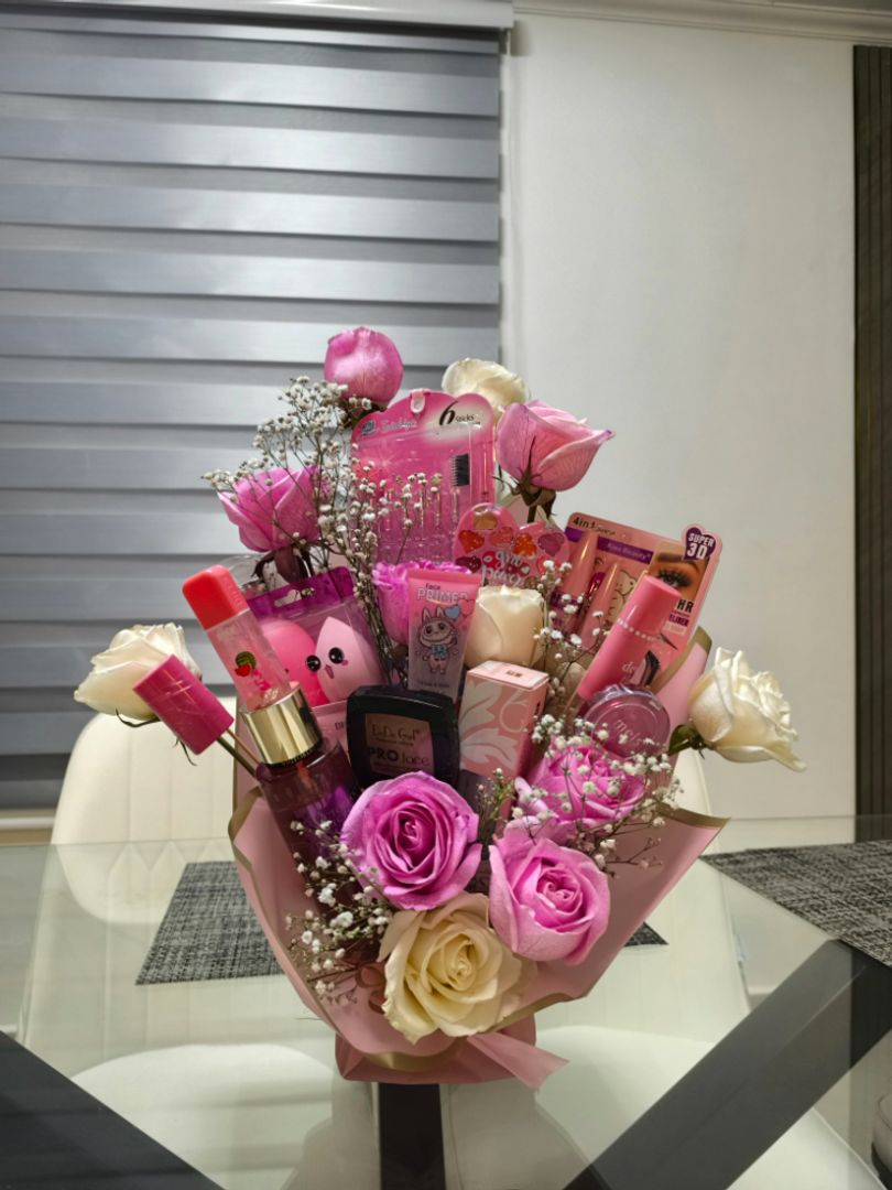 ROSAS CON MAQUILLAJE