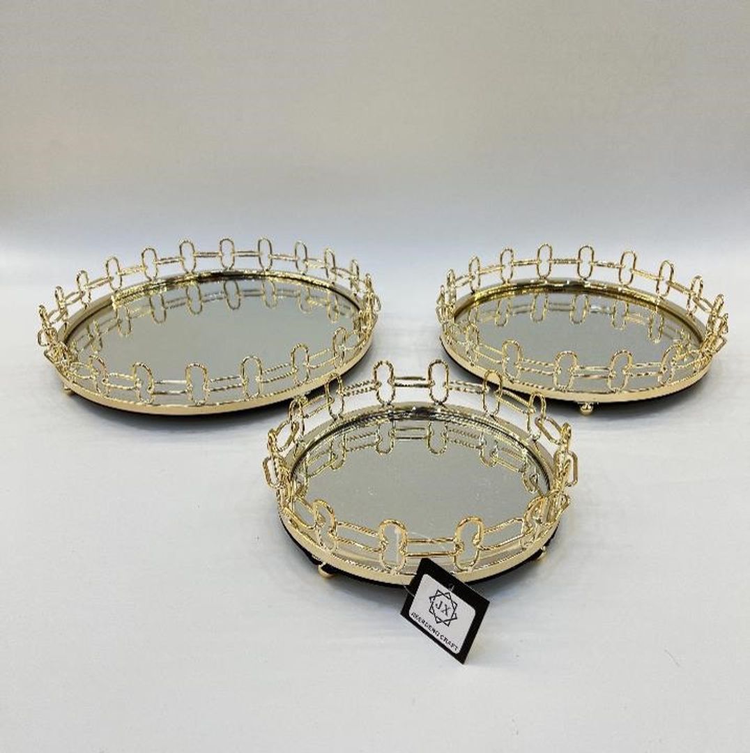 Set de tres charolas doradas en metal con espejo