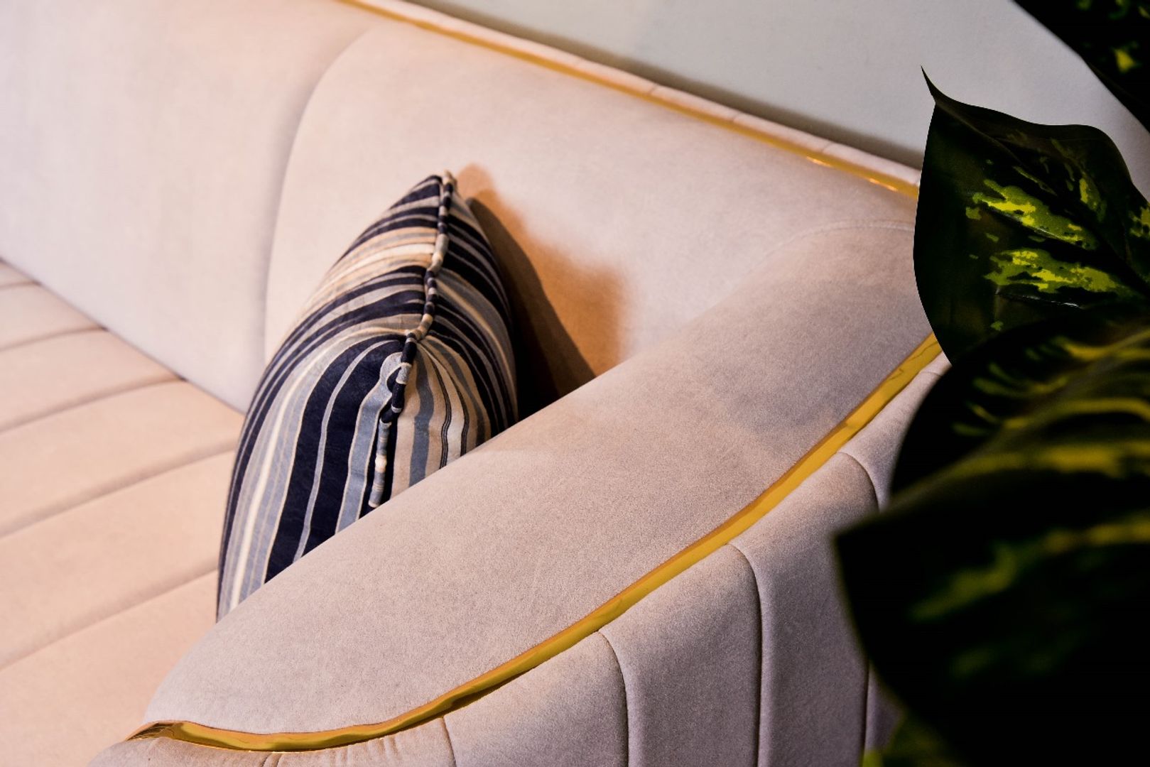 SALA ELE RUBY TAPIZ PLATA