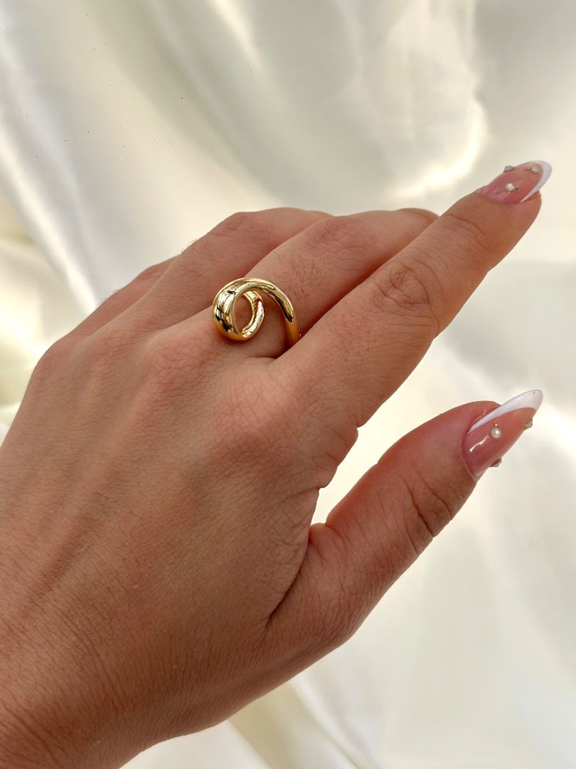 Anillo dorado figura 