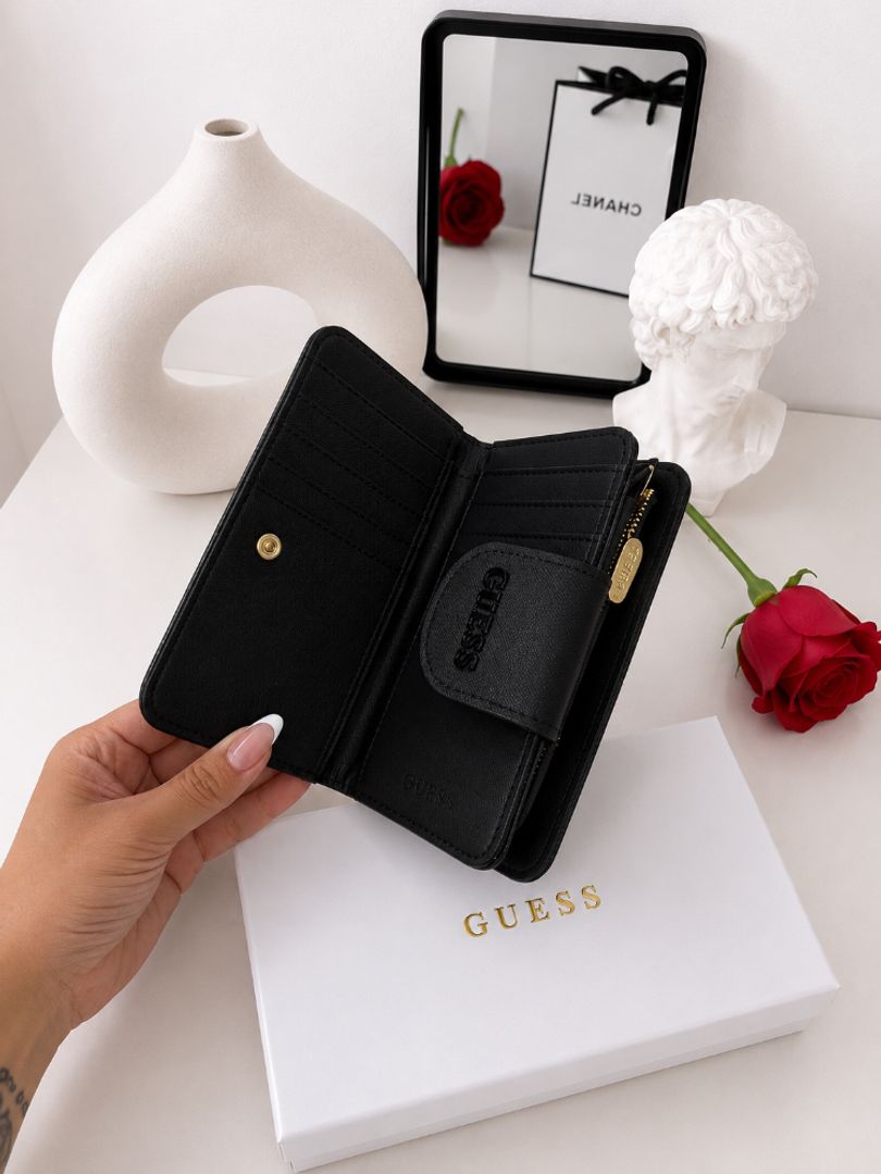 Billetera mediana Guess en caja 
