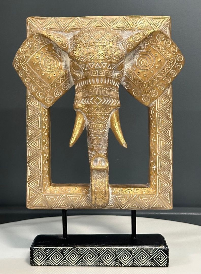 Adorno en resina dorado