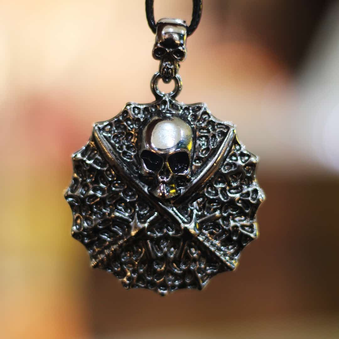 collar zamak espadas