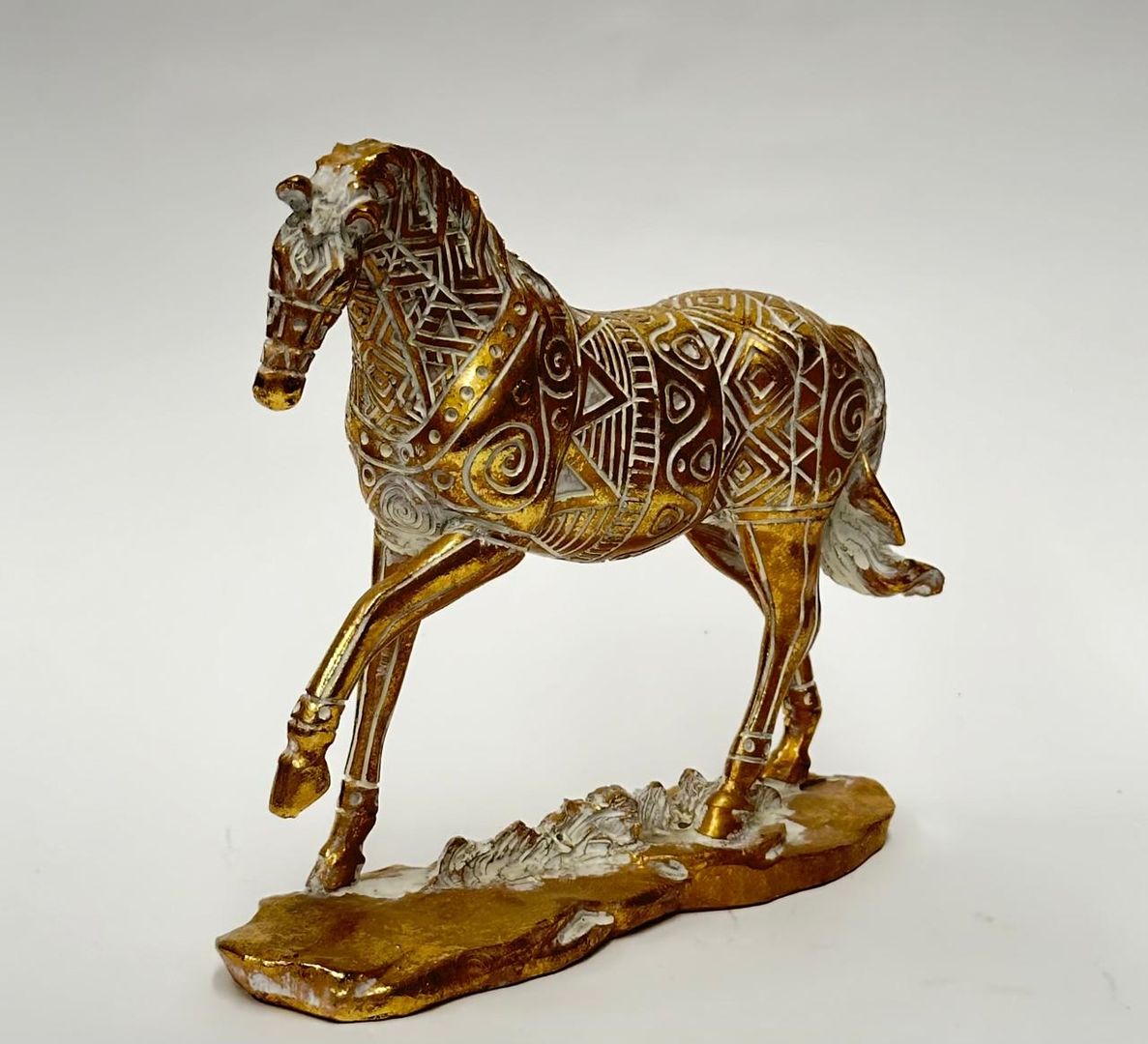 ADORNO RESINA DORADO