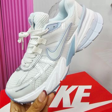 NIKE V2K RUN CELESTE - imagen 1