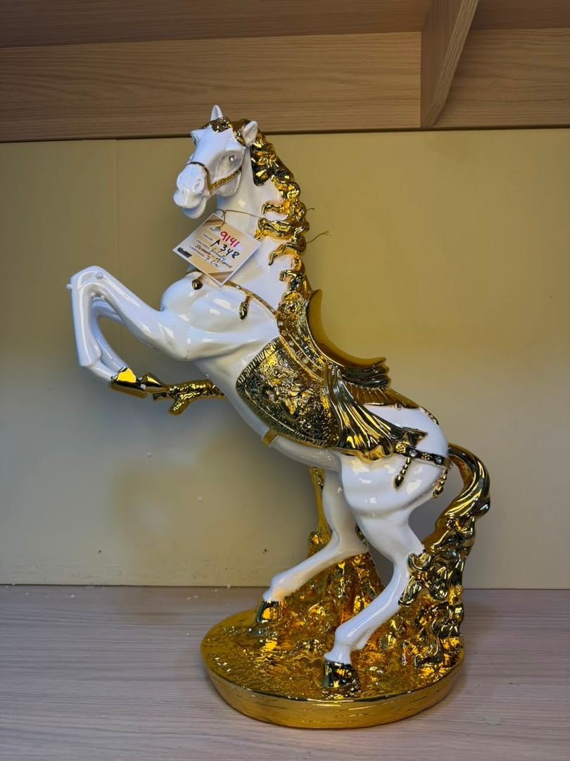 CABALLO GRANDE BLANCO CON DORADO CROMADO