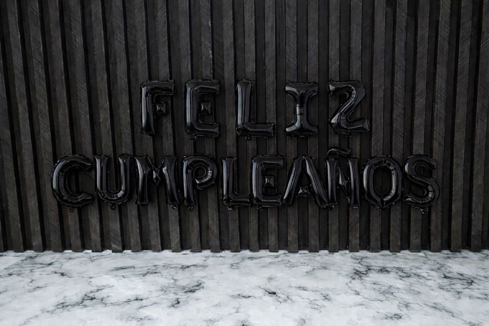 LETRERO FELIZ CUMPLEAÑOS LETRA X LETRA 18”