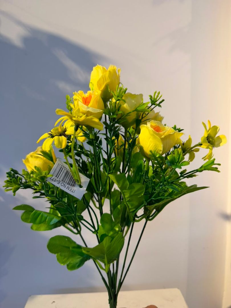 MINI ROSA Y FOLLAJES AMARILLO