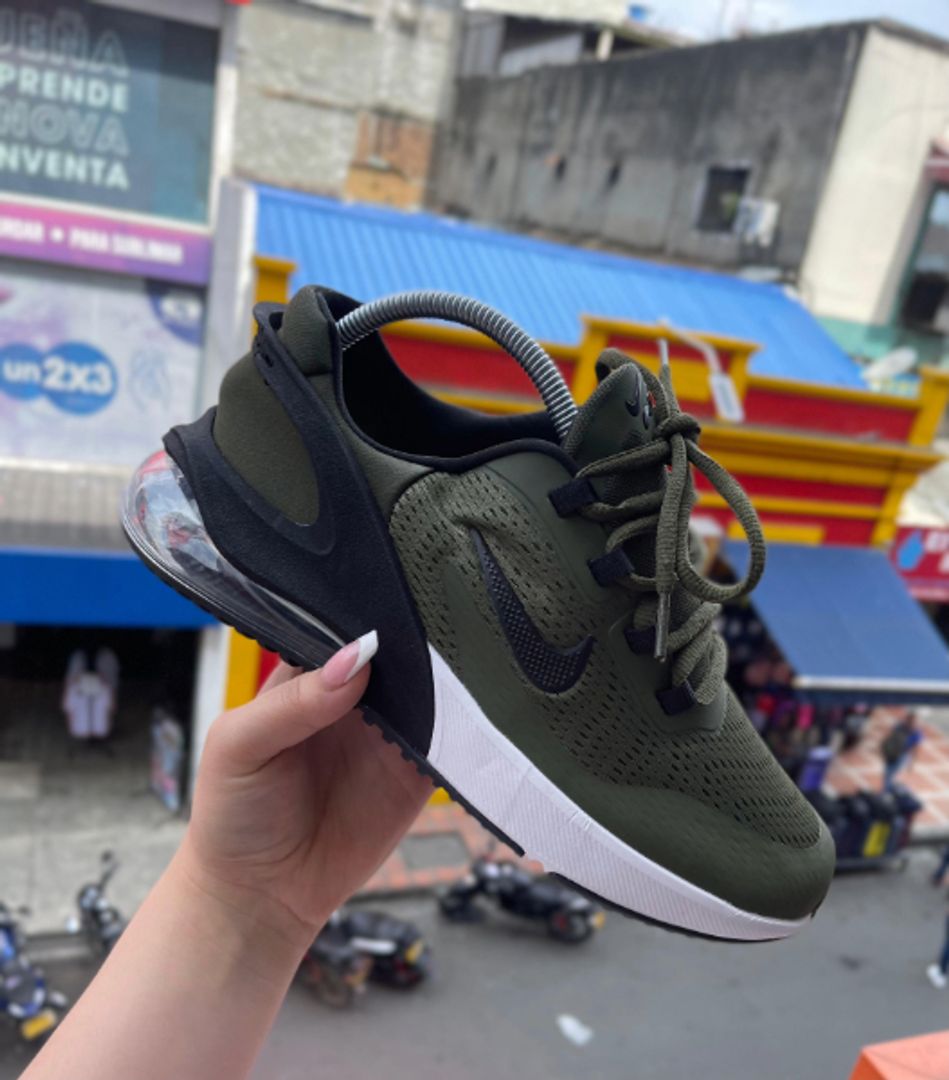 NIKE 270