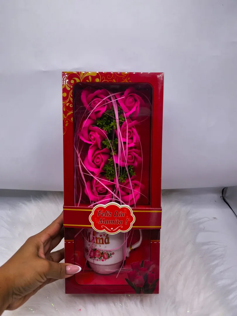 DETALLE RAMO ROSAS EN CAJA 