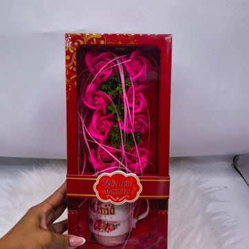 DETALLE RAMO ROSAS EN CAJA  - imagen 1