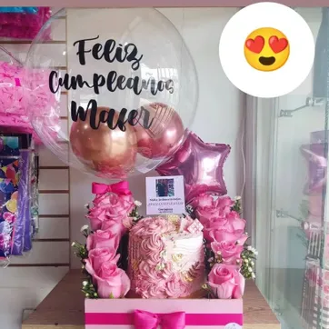 Imagen del producto Torta en caja decorada con rosas 