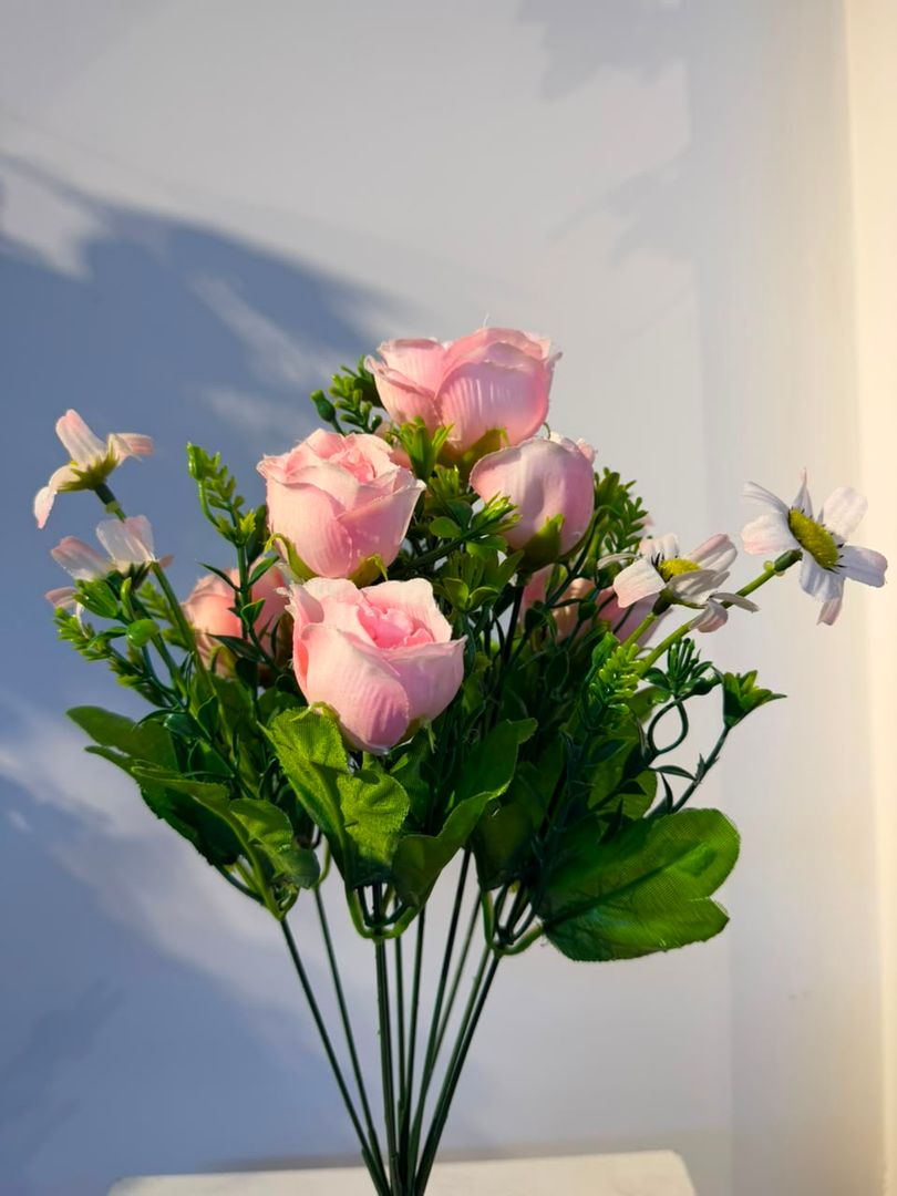 MINI ROSA CON FOLLAJE ROSADA
