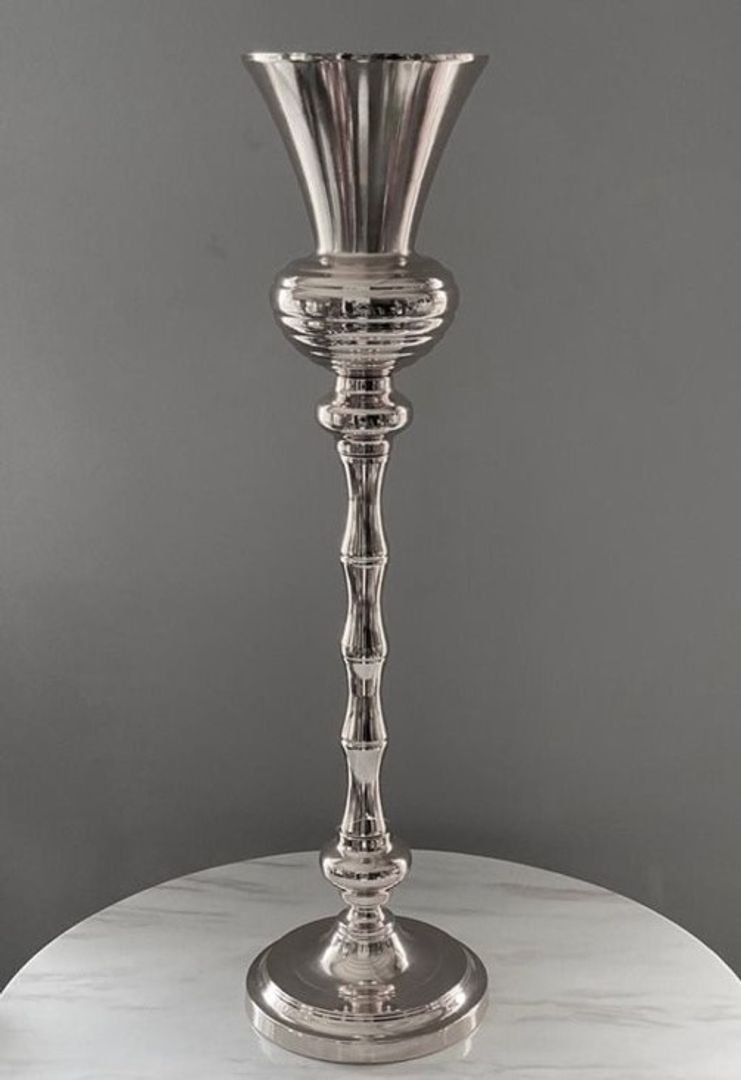 base para flores plateada en metal.