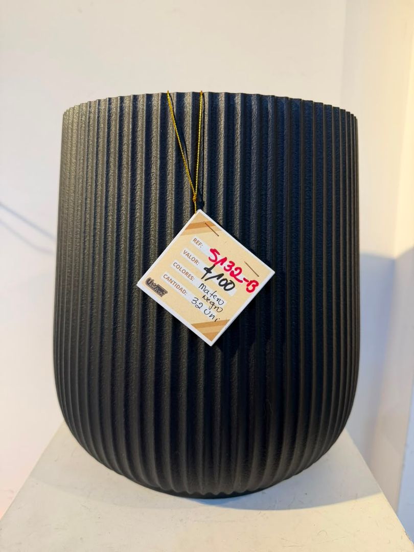 MATERO PLASTICO MEDIANO TALLADO NEGRO