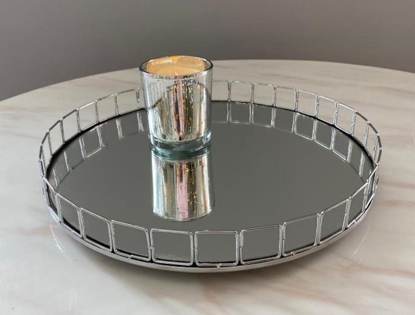 bandeja plateada en metal con espejo