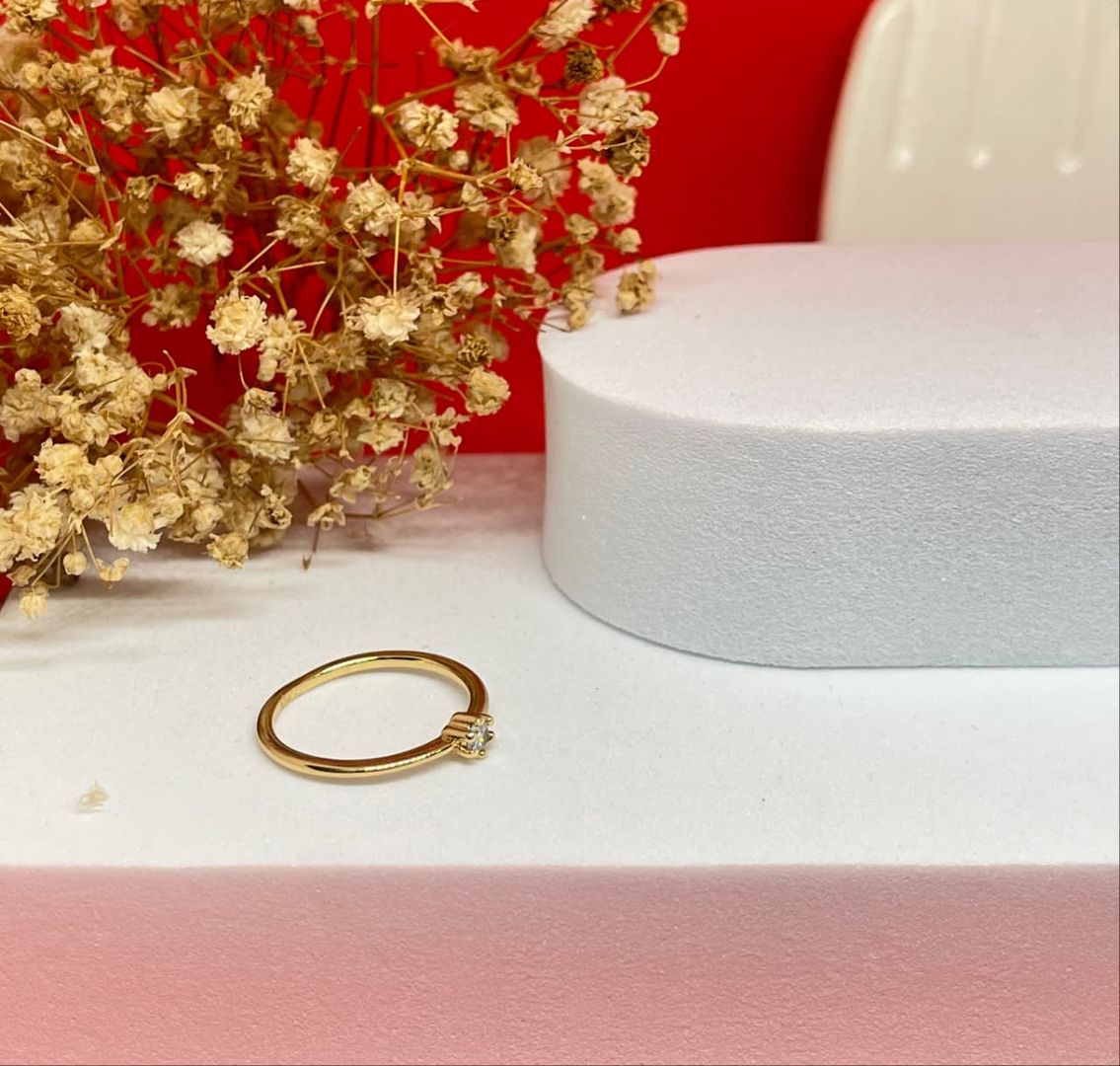 Anillo solitario delgado cristral