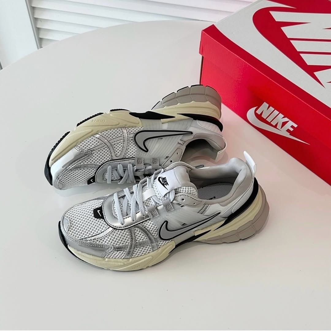 NIKE V2K RUN PLATEADAS