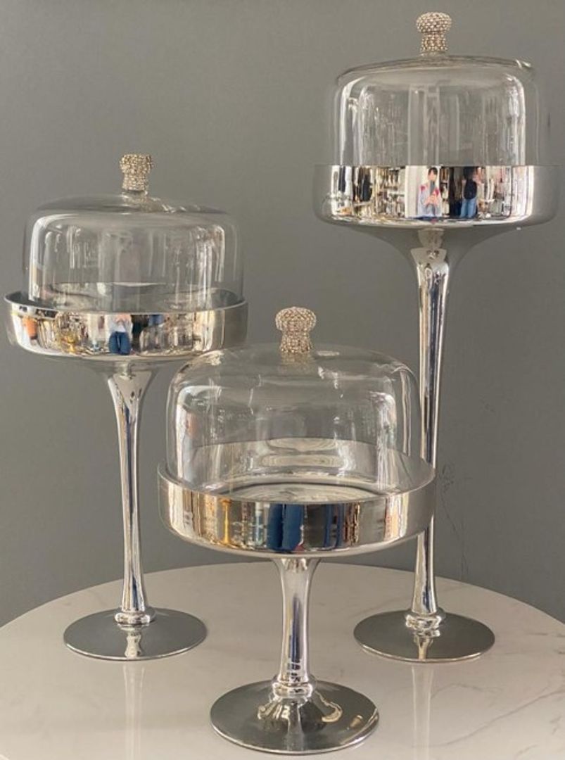 Bases para pasteles plateados con capelo de cristal.