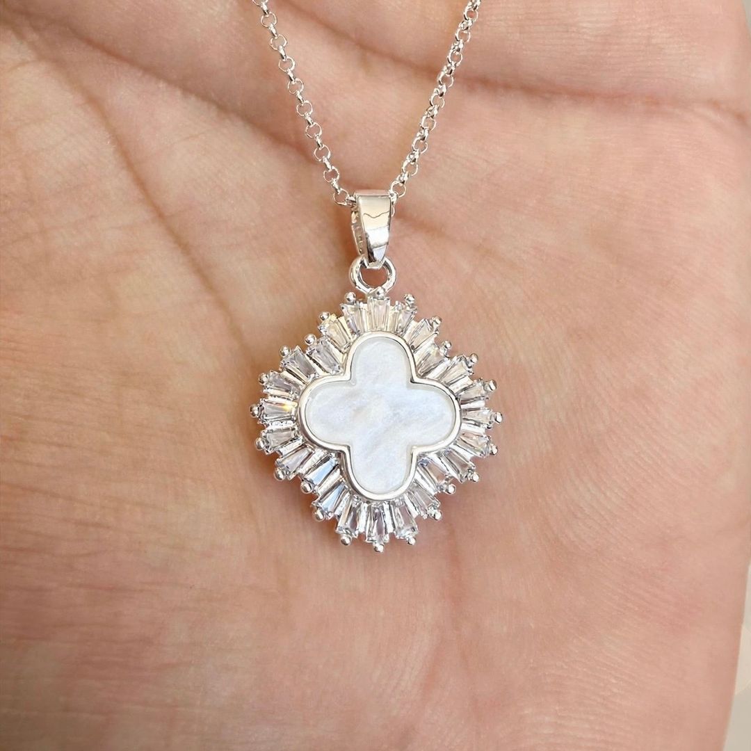 Collar trébol blanco 