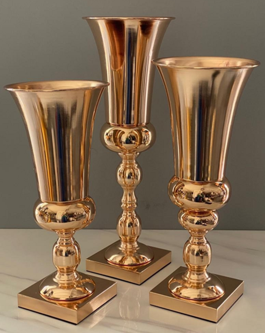 bases para flores doradas en metal.