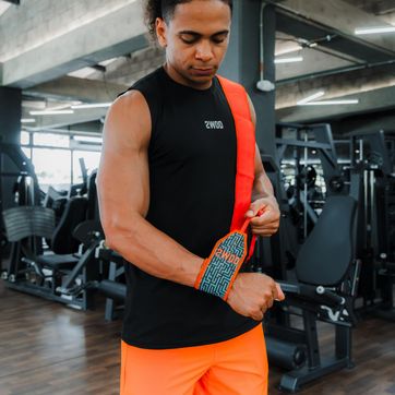 SET MEN CAMISILLA NEGRA + PANTALONETA NARANJA - imagen 1