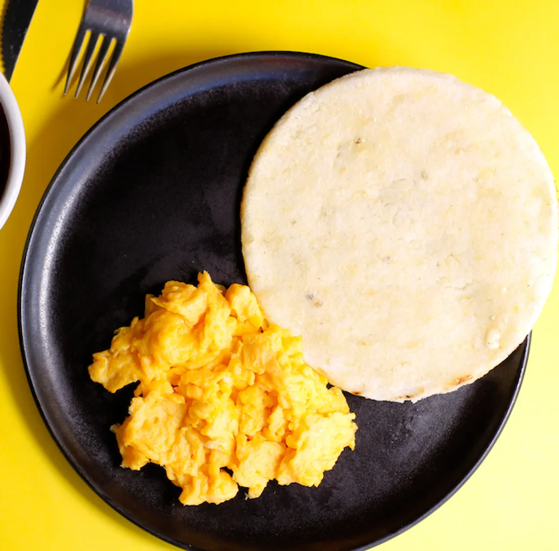 Arepa con Huevos Mantequilla