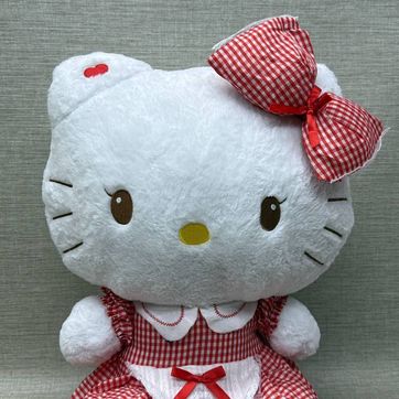 Imagen del producto HELLO KITTY CON VESTIDO ROJO 50 CM