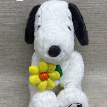 Imagen del producto SNOOPY CON FLOR AMARILLA 30 CM