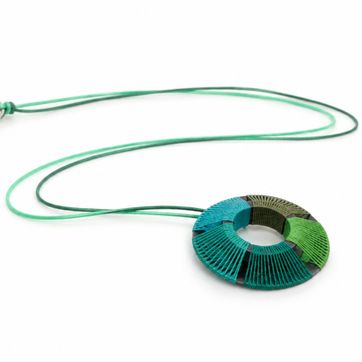 Imagen del producto 5-BLOCK WOVEN CIRCLE PENDANT