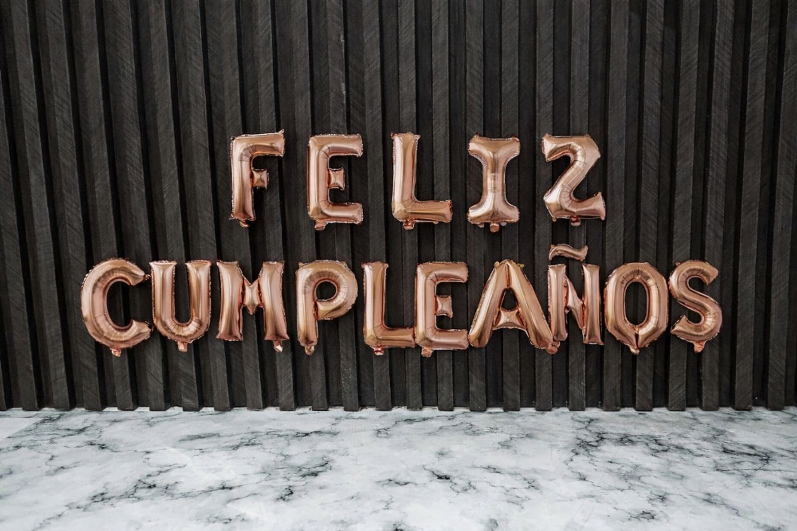 LETRERO FELIZ CUMPLEAÑOS LETRA X LETRA 18”