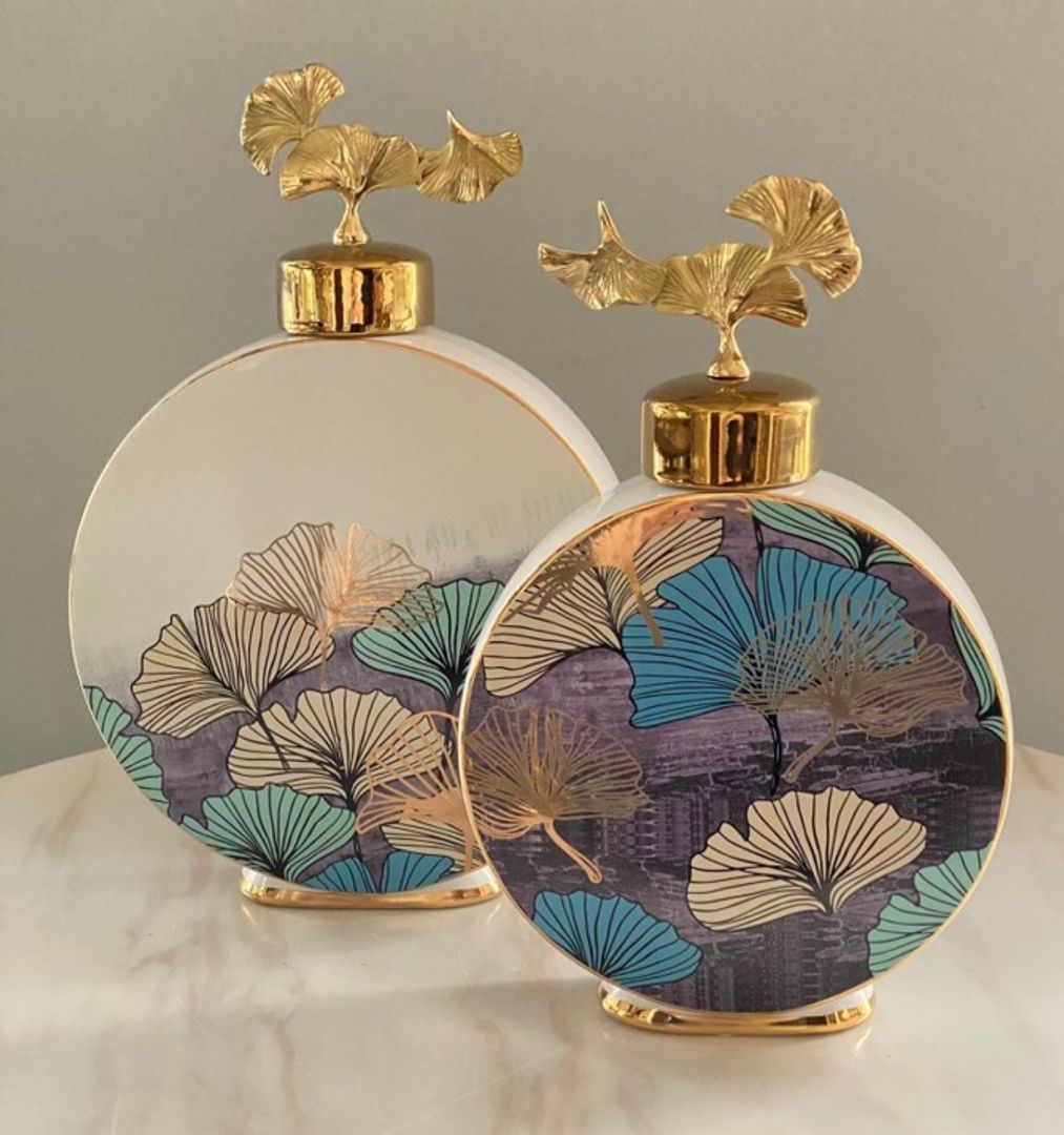 Jarrones de cerámicas en blanco con dorado.