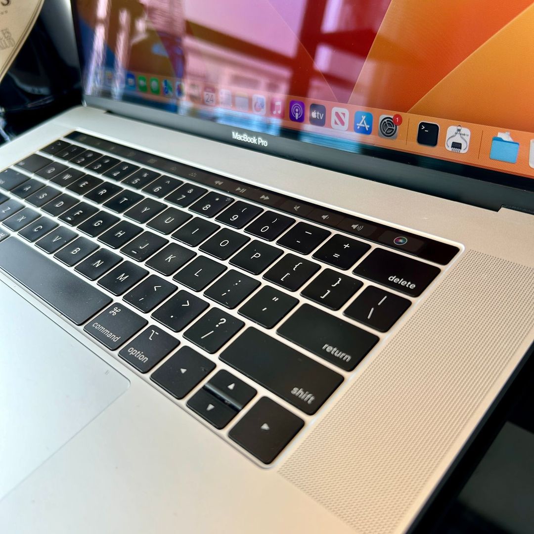 MacBook Pro A1990 15,4 