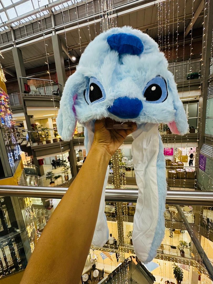 gorros de personajes que mueven orejas y tienen luces