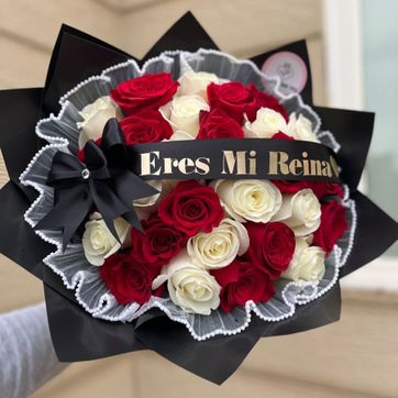 Imagen del producto 30 ROSAS CON CINTA