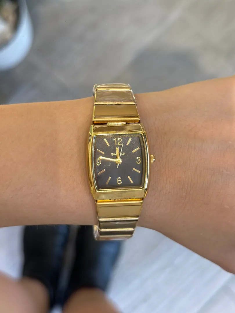 Reloj cuadrado con negro 