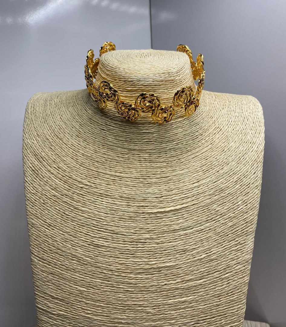 Gargantilla de bronce con bañito de oro intercalada 